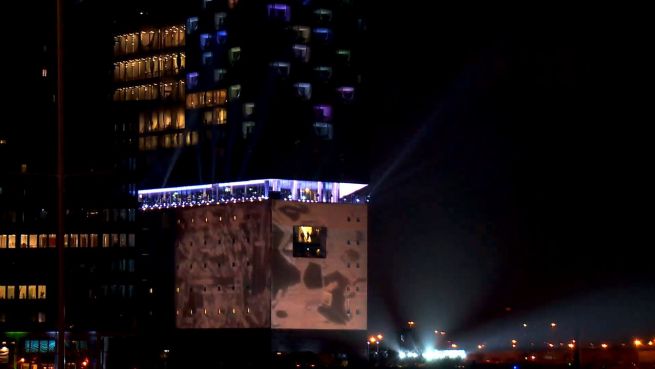 go to Im Regen: Elbphilharmonie feiert Premiere mit Lichtshow