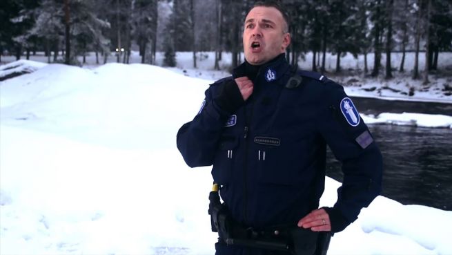 go to 100 Jahre Freiheit für Finnland: Polizist singt Hymne
