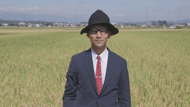 go to Stylischer Bauer: Japaner mit Anzug auf dem Feld