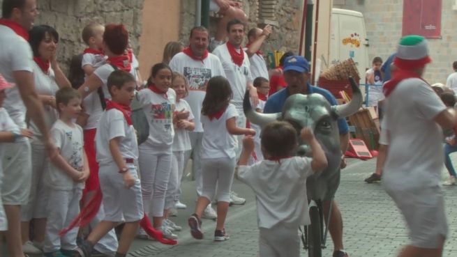 go to Pamplona: Hier rennen die Kinder bei der Stierhatz