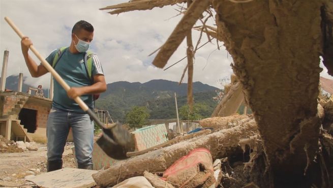 go to Tapfer trotz Tragödie: Schlammlawine zerstört Familie